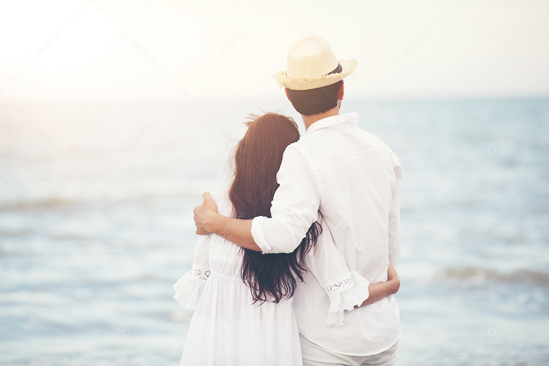 Amante de casais românticos felizes de mãos dadas andando