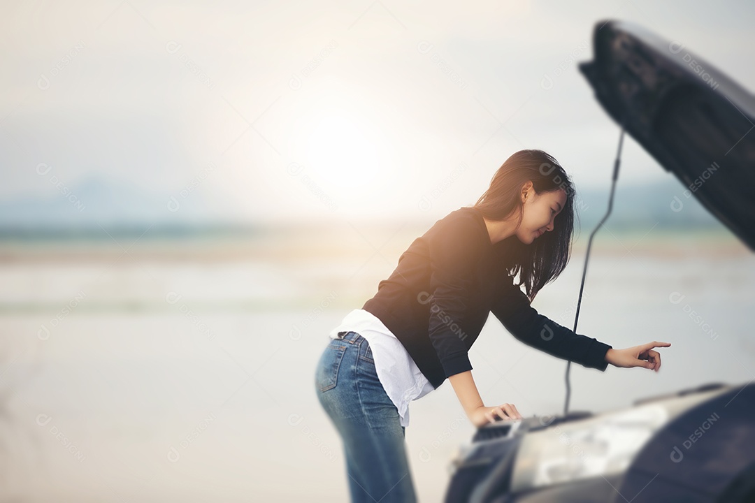 Mulher asiática usando telefone celular enquanto olha e homem estressado
