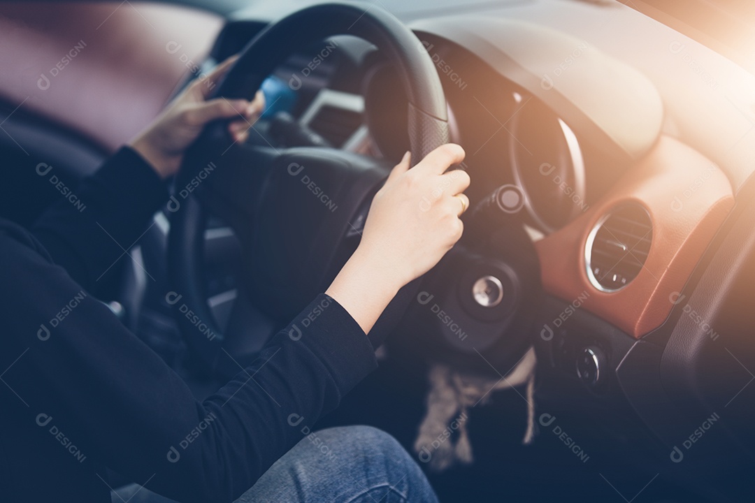 Linda mulher asiática sorrindo e se divertindo dirigindo um carro na estrada