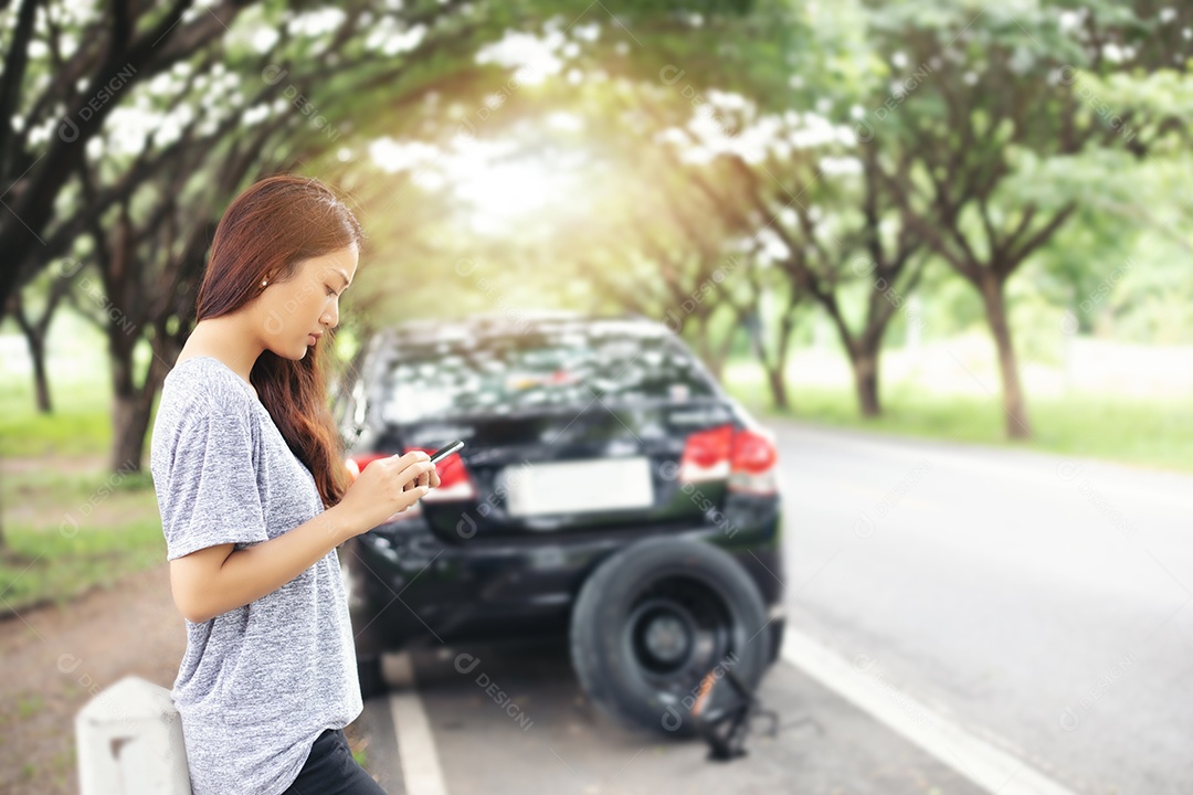 Mulher asiática usando telefone celular enquanto olha e estressa