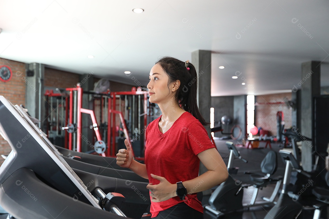 Mulheres asiáticas usando tênis esportivos na academia enquanto jovens