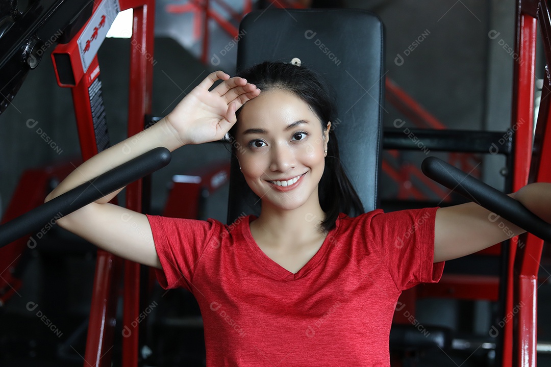 Linda mulher em forma muscular exercitando a construção de músculos