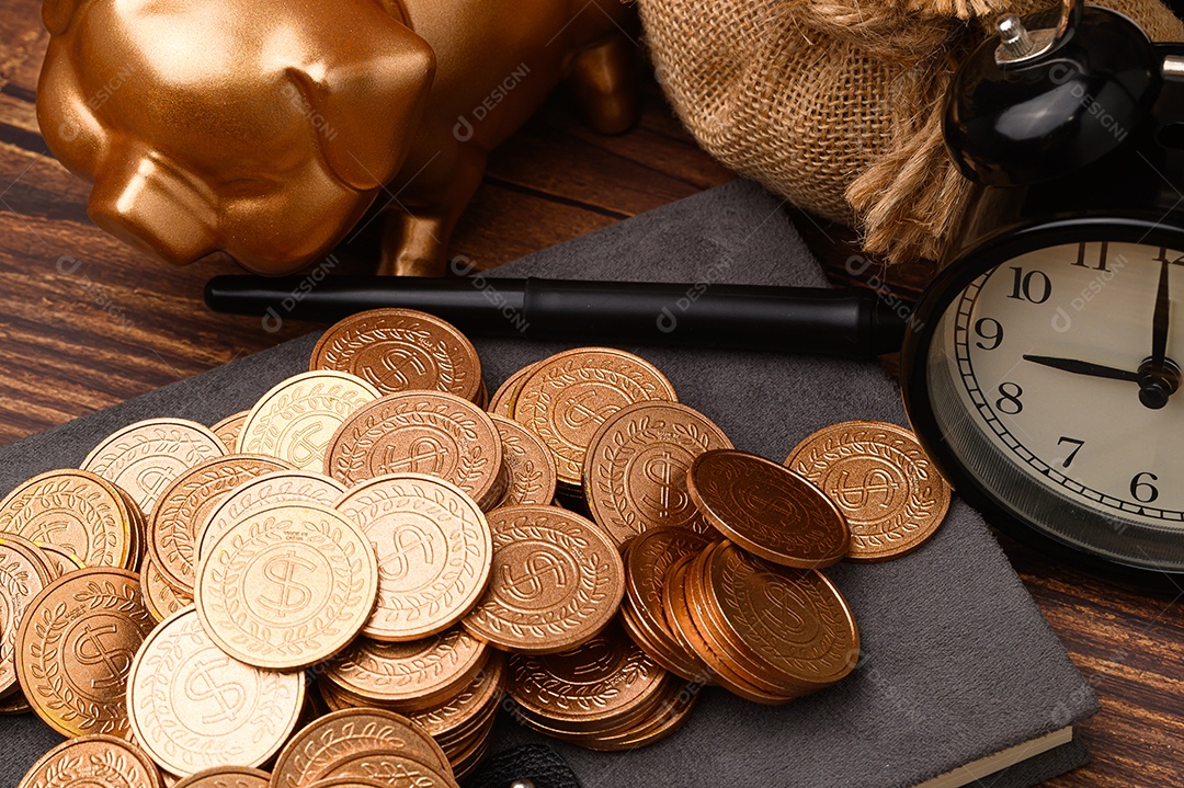 Finanças de negócios e economia de investimento em dinheiro, pilha de moedas de dinheiro