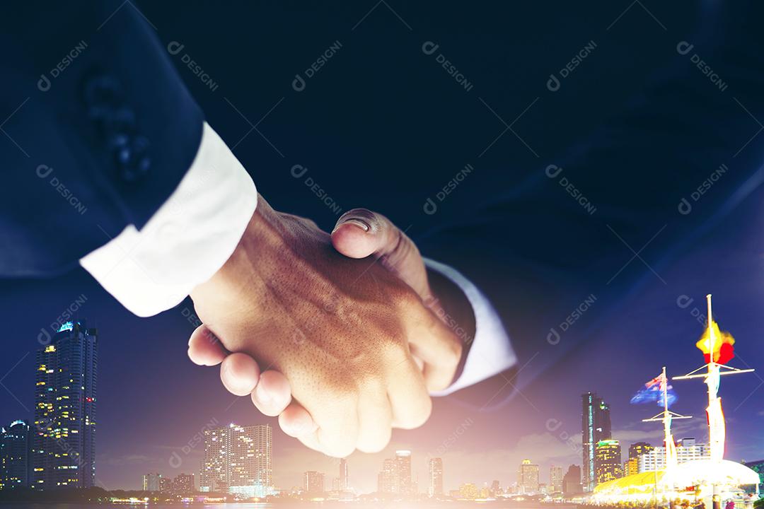 Conceito de reunião de parceria de negócios e aperto de mão de negócios para o sucesso do acordo de investimento e fundo noturno da cidade