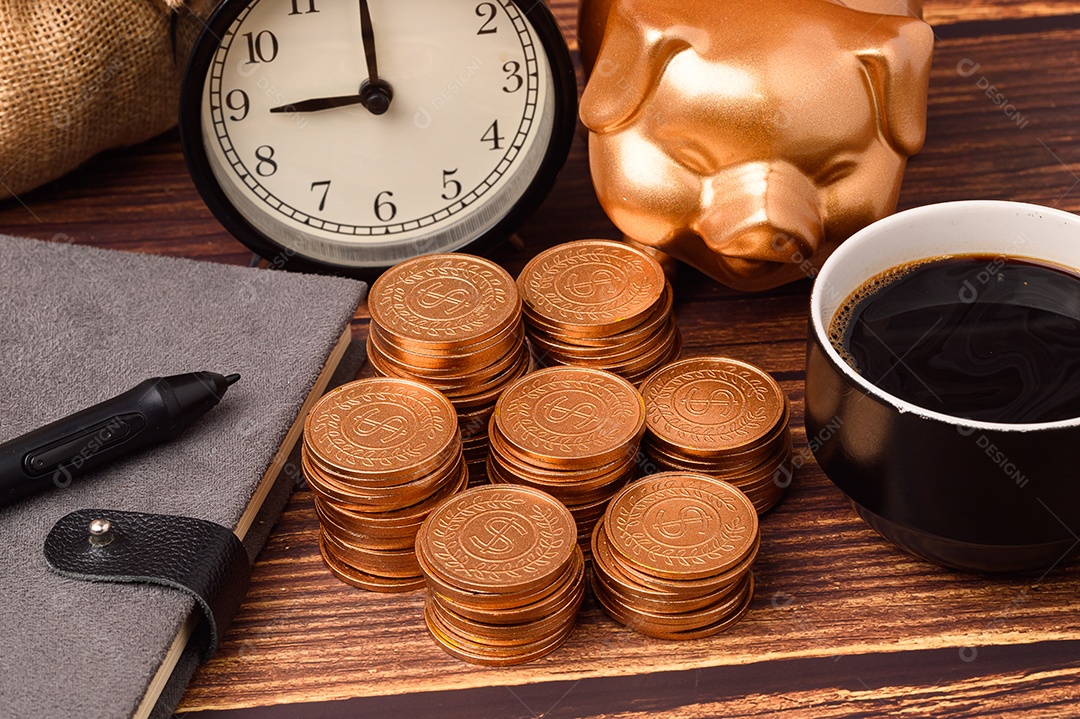 Finanças de negócios e economia de investimento em dinheiro, pilha de moedas de dinheiro