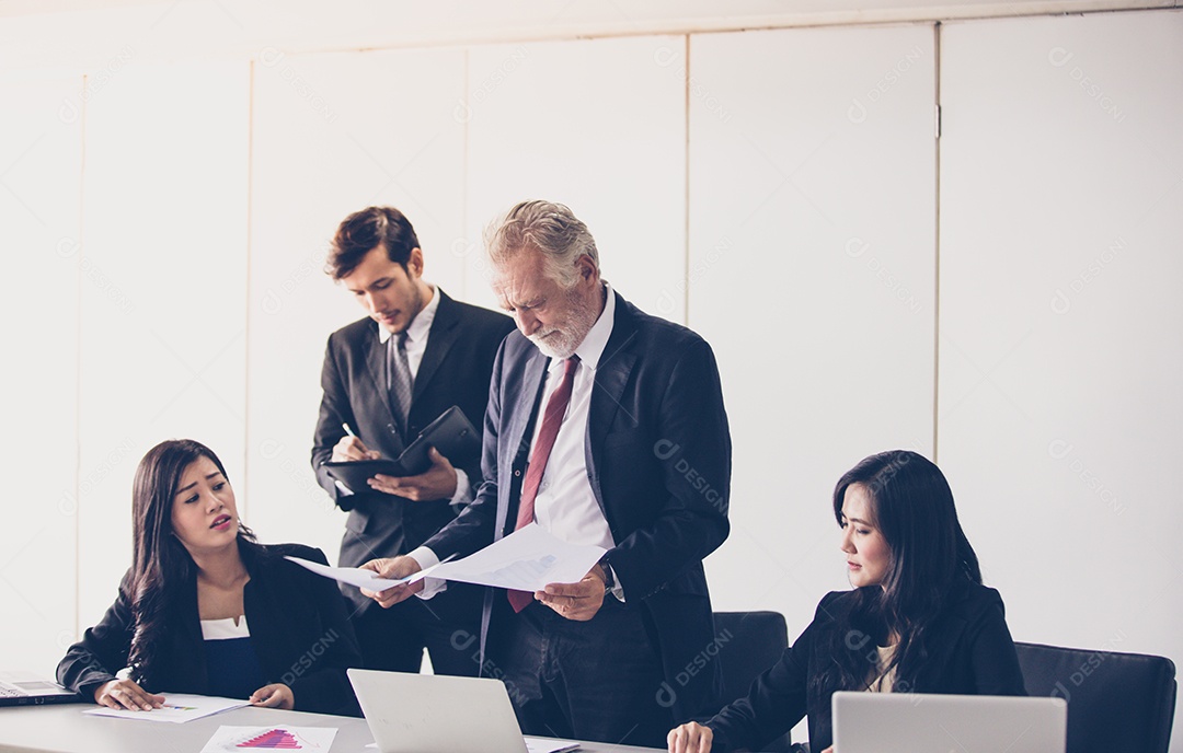 Empresários e grupo usando notebook para parceiros discutindo documentos e ideias em reuniões