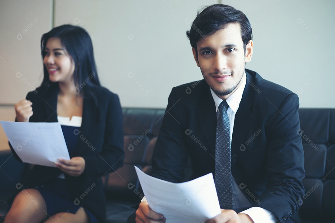 Homens de negócios e mulheres de negócios discutindo documentos e ideias