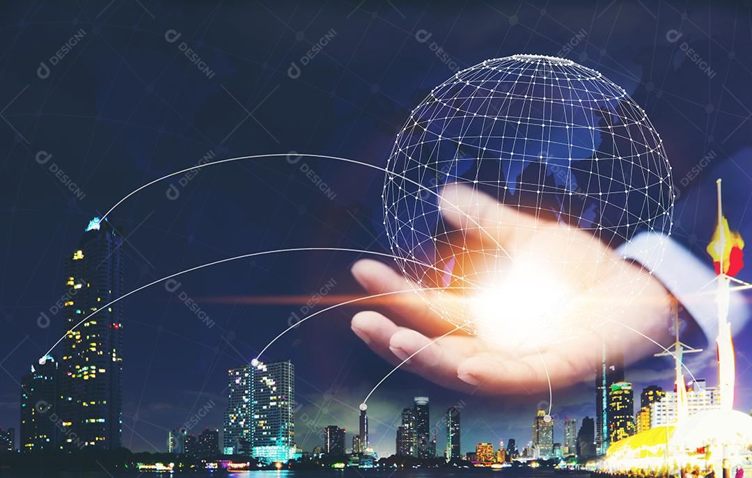 Uma mão de homem segurando a tela virtual de rede digital de tecnologia de rede global digital, conceito de inovação futura.