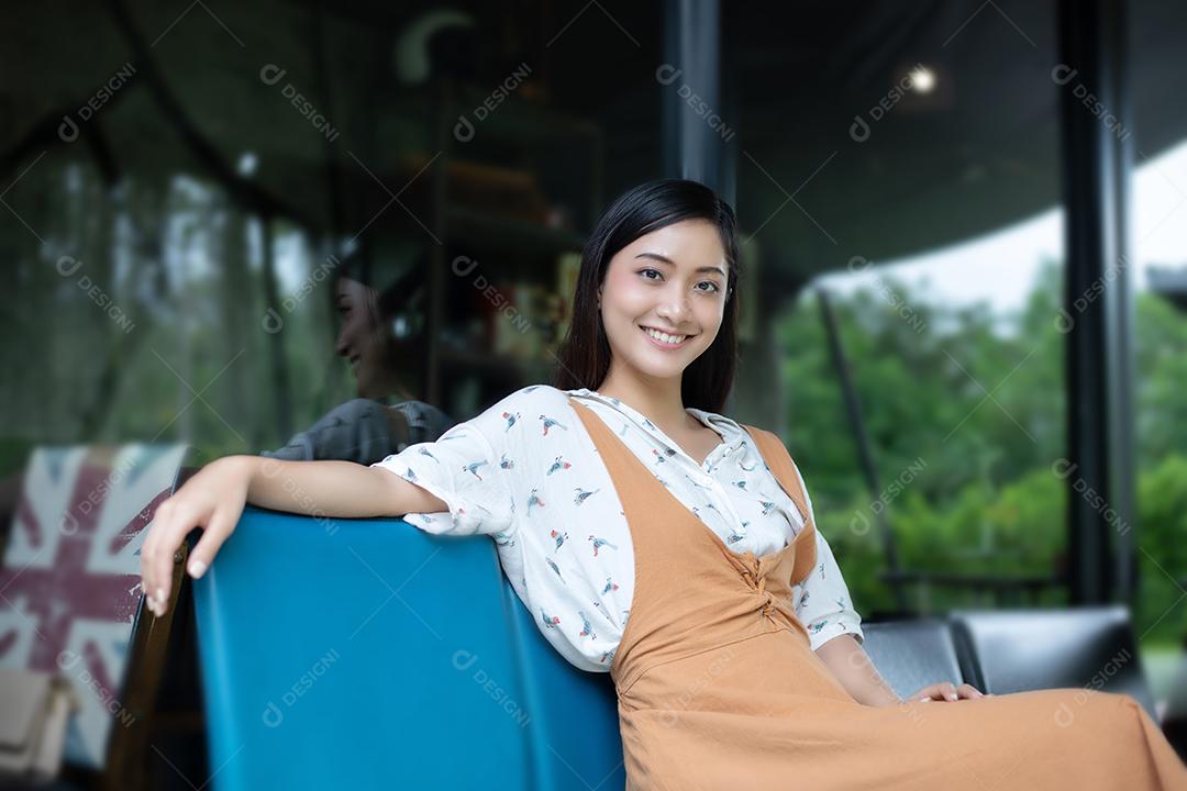 Mulheres asiáticas sorrindo e felizes Relaxando em uma cafeteria depois de trabalhar em um escritório de sucesso.