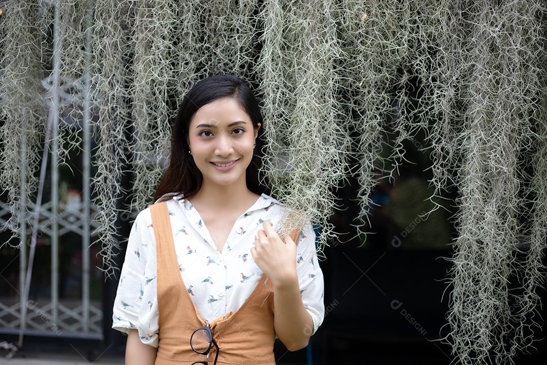 Mulheres asiáticas sorrindo e felizes Relaxando em uma cafeteria depois de trabalhar em um escritório de sucesso.