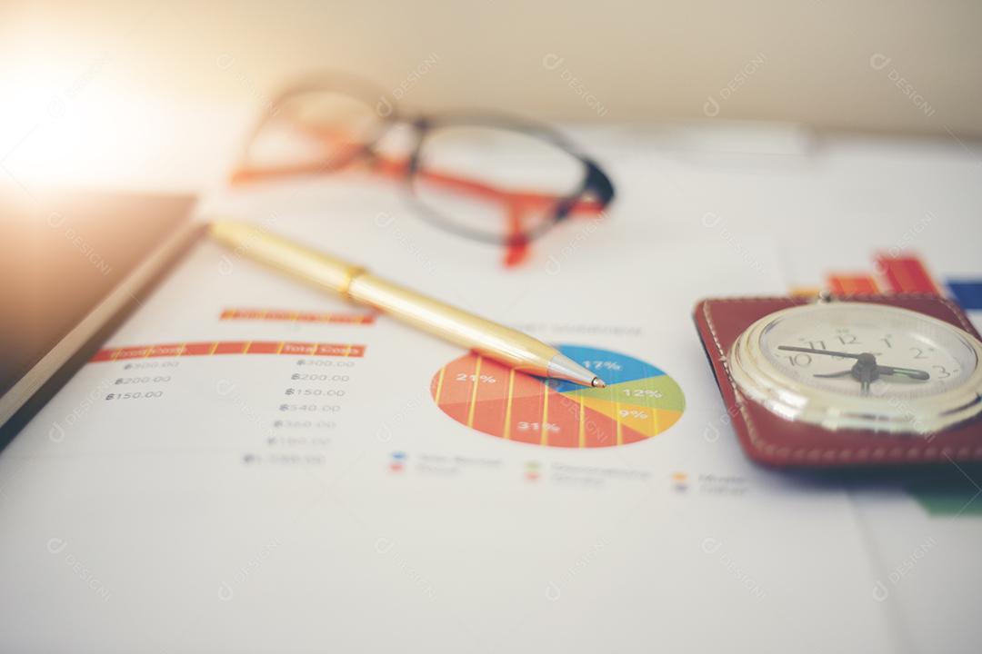 Conceito de negócios de gráficos de trabalho e análise de escritório e relógio na mesa