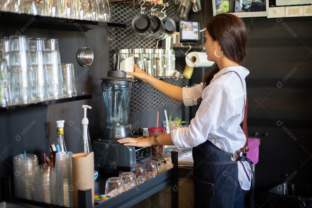 Mulheres asiáticas Barista sorrindo e usando máquina de café