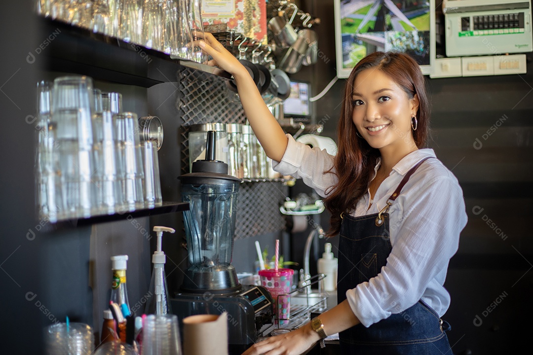 Mulheres asiáticas Barista sorrindo e usando máquina de café no café
