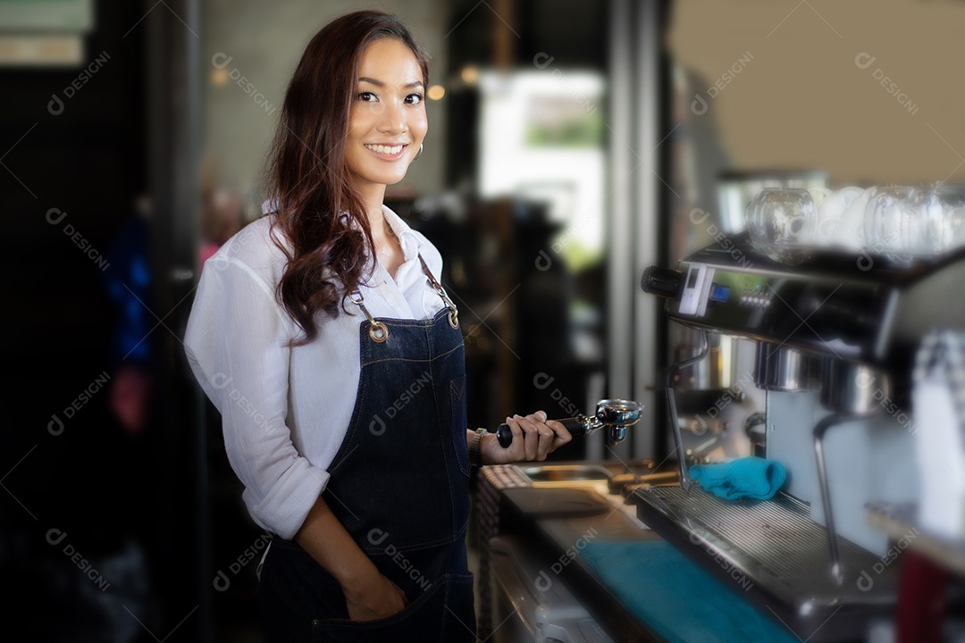 Mulheres asiáticas Barista sorrindo e usando máquina de café