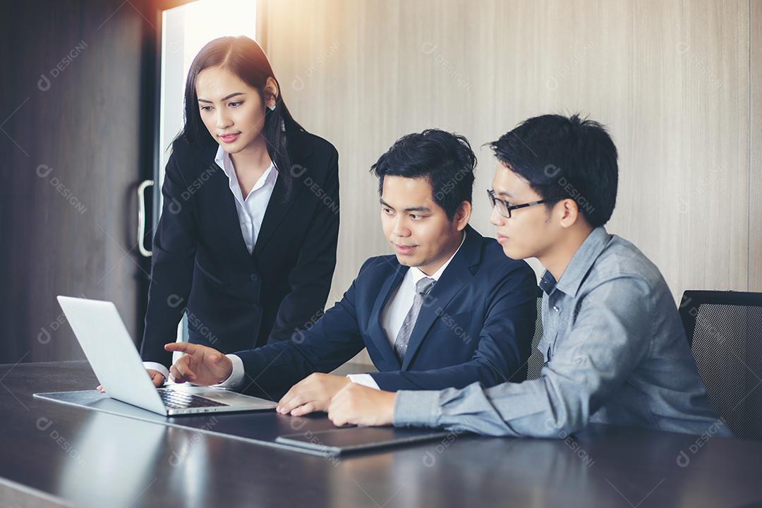 Empresários asiáticos e grupos usando notebook para parceiros de negócios discutindo documentos e ideias em reuniões e mulheres de negócios sorrindo felizes por trabalhar