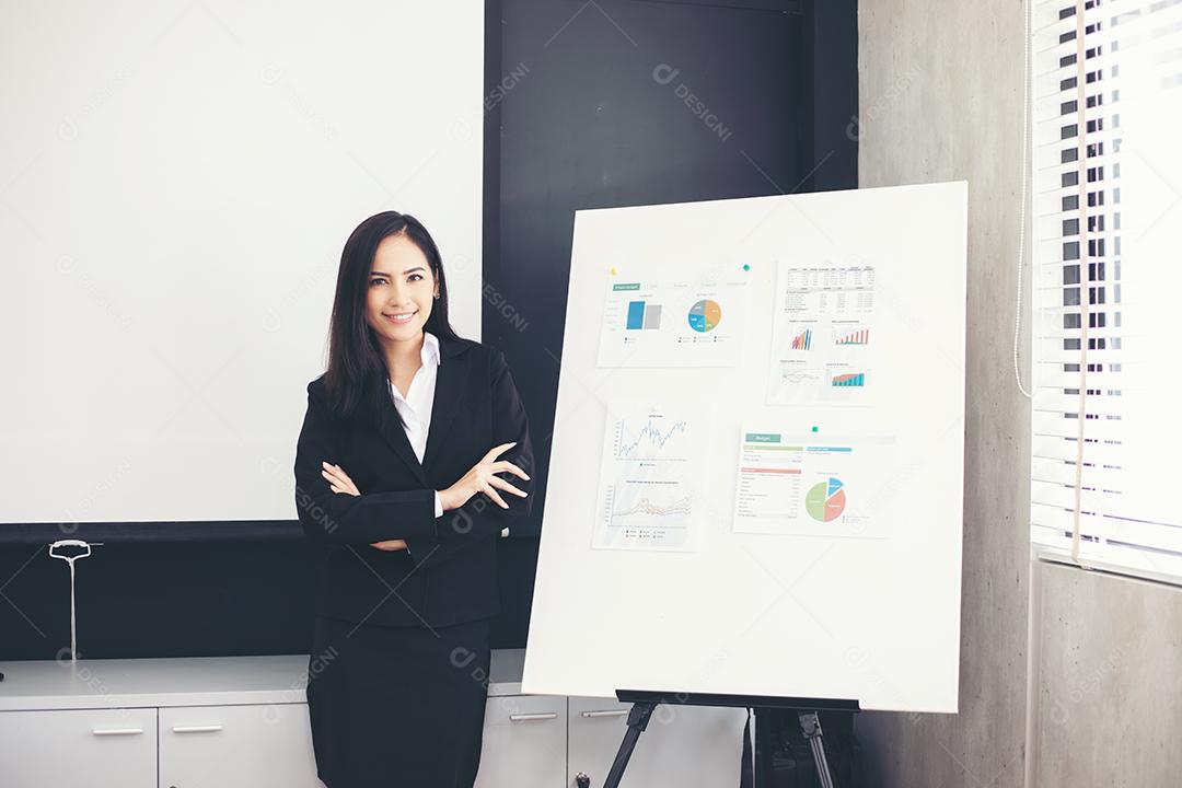 Empresária apresentando trabalhos no conselho na reunião.