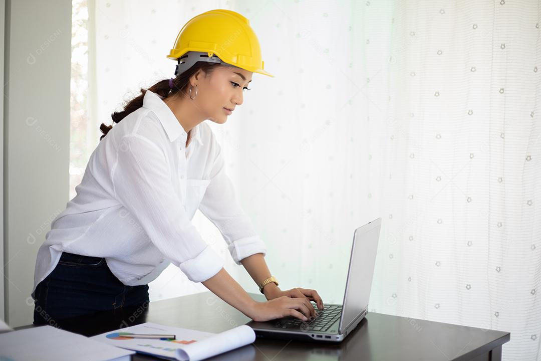 Mulheres asiáticas engenharia inspecionando e trabalhando e segurando plantas no escritório