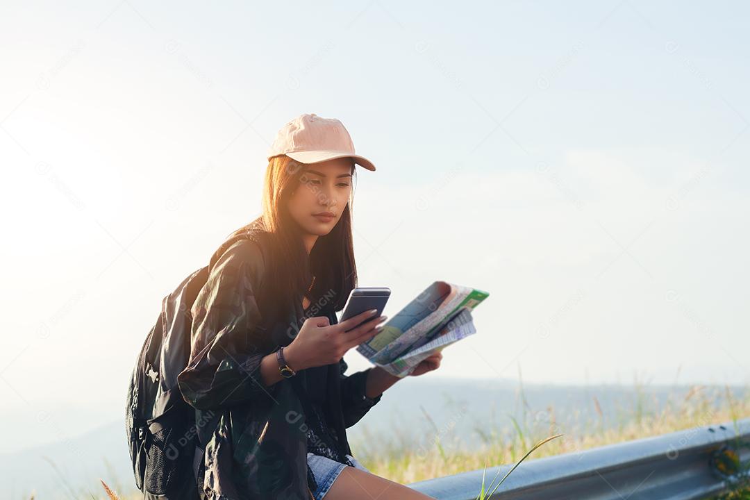 Mulheres jovens asiáticas caminhando com mochilas de amigos caminhando juntos e olhando o mapa e tirando a câmera fotográfica na estrada e parecendo felizes, relaxe o tempo em viagens de conceito de férias