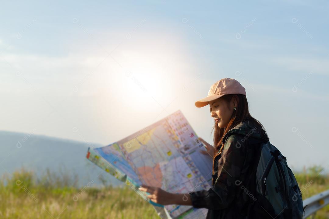 Mulheres jovens asiáticas caminhando com mochilas de amigos caminhando juntos e olhando o mapa e tirando a câmera fotográfica na estrada e parecendo felizes, relaxe o tempo em viagens de conceito de férias