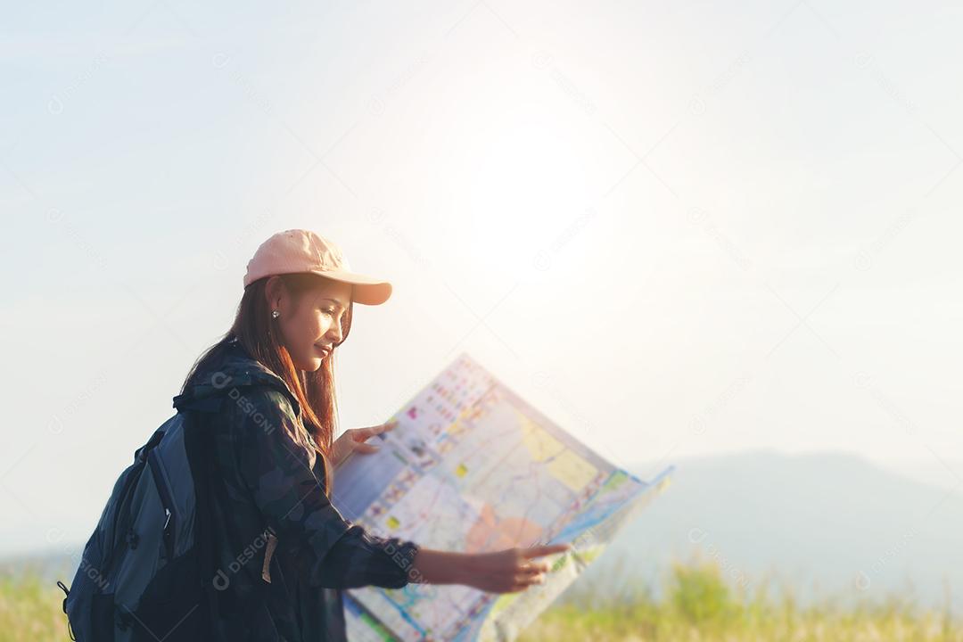 Mulheres jovens asiáticas caminhando com mochilas de amigos caminhando juntos e olhando o mapa e tirando a câmera fotográfica na estrada e parecendo felizes, relaxe o tempo em viagens de conceito de férias