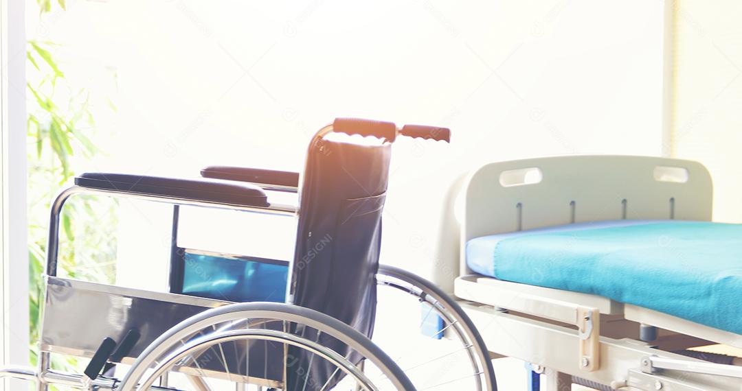 Cadeiras de rodas à espera de serviços ao paciente no hospital