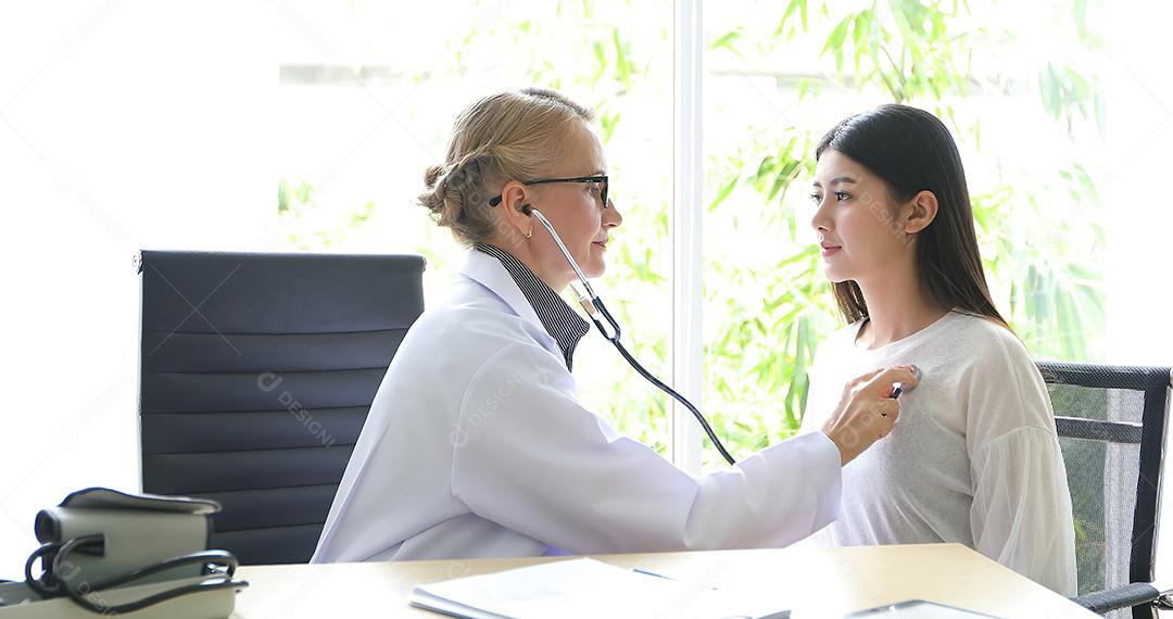 Médico reunido e explicando medicação para paciente mulher em seu escritório em hospitais