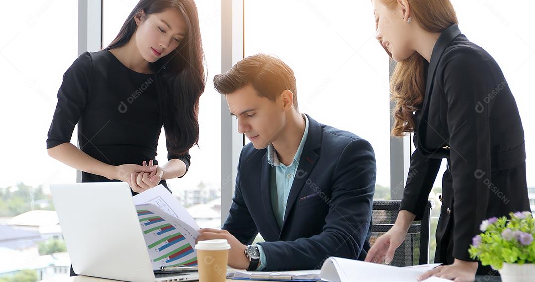 Empresários e grupo usando notebook para parceiros discutindo documentos e ideias em reuniões e negócios sérios para trabalhar