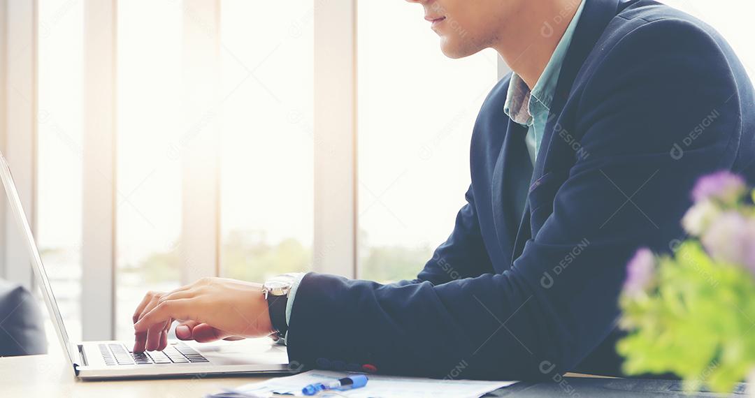 empresários usando notebook e preencher sério sobre o trabalho feito até a dor de cabeça