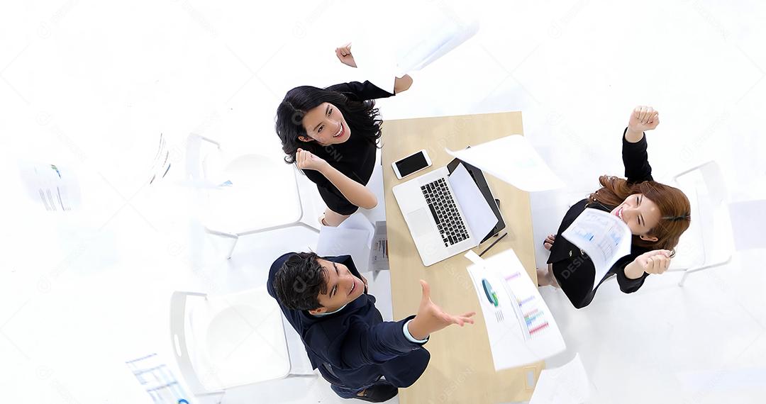 empresários e empresárias Sucesso e conceito vencedor - equipe feliz com as mãos levantadas celebrando o avanço e as conquistas