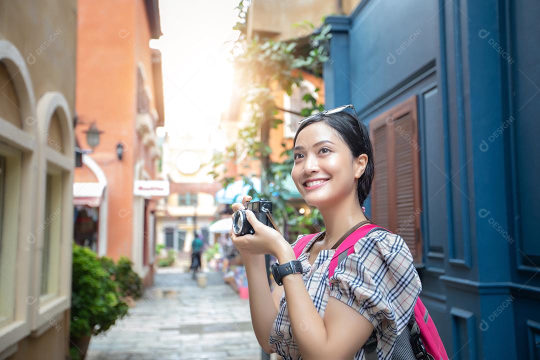 Mochilas de mulheres asiáticas caminhando juntas e felizes estão tirando fotos e selfies, relaxe o tempo em viagens de férias