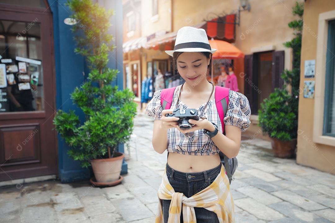 Mochilas de mulheres asiáticas caminhando juntas e felizes estão tirando fotos e selfies, relaxe o tempo em viagens de férias