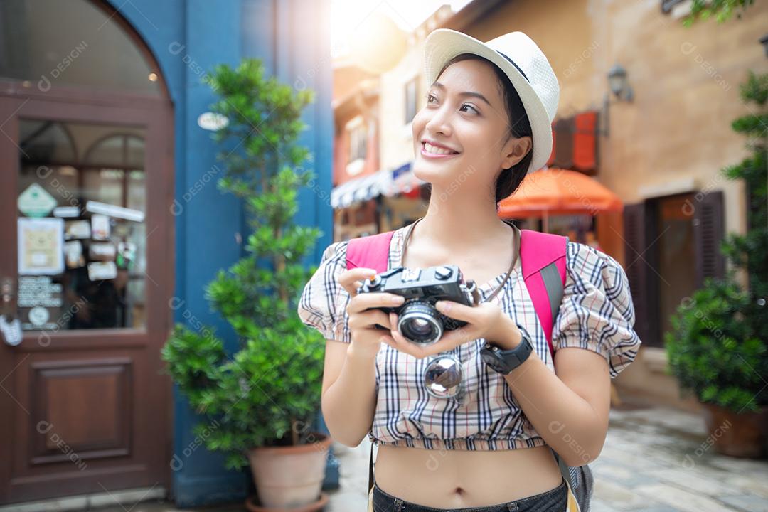 Mochilas de mulheres asiáticas caminhando juntas e felizes estão tirando fotos e selfies, relaxe o tempo em viagens de férias