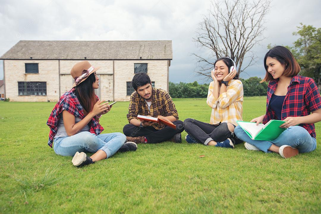 Os alunos do grupo sorriem e se divertem e ouvir música Também ajuda a compartilhar ideias no trabalho e no projeto. E também reveja o livro antes do exame ao ar livre no jardim.