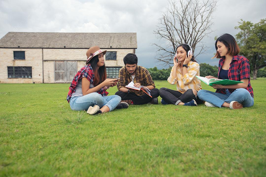 Os alunos do grupo sorriem e se divertem e ouvir música Também ajuda a compartilhar ideias no trabalho e no projeto. E também reveja o livro antes do exame ao ar livre no jardim.