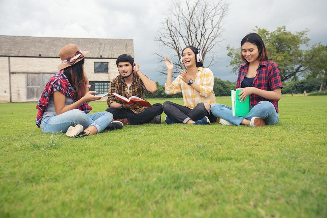 Os alunos do grupo sorriem e se divertem e ouvir música Também ajuda a compartilhar ideias no trabalho e no projeto. E também reveja o livro antes do exame ao ar livre no jardim.
