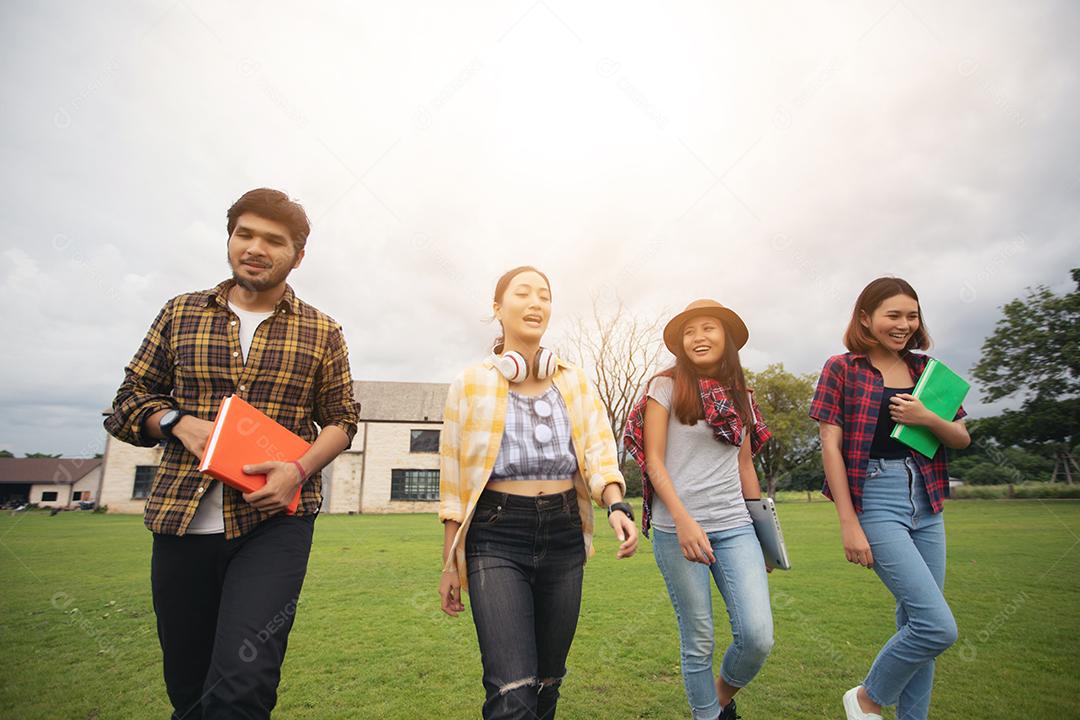 Alunos do Grupo Sorriam e se divertem Também ajuda a compartilhar ideias no trabalho e no projeto. E também reveja o livro antes do exame no jardim.