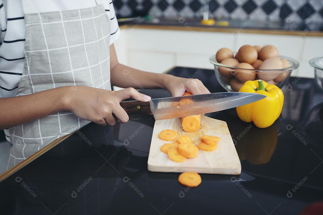 Família feliz tem papai, mamãe e sua filhinha cozinhando juntos na cozinha