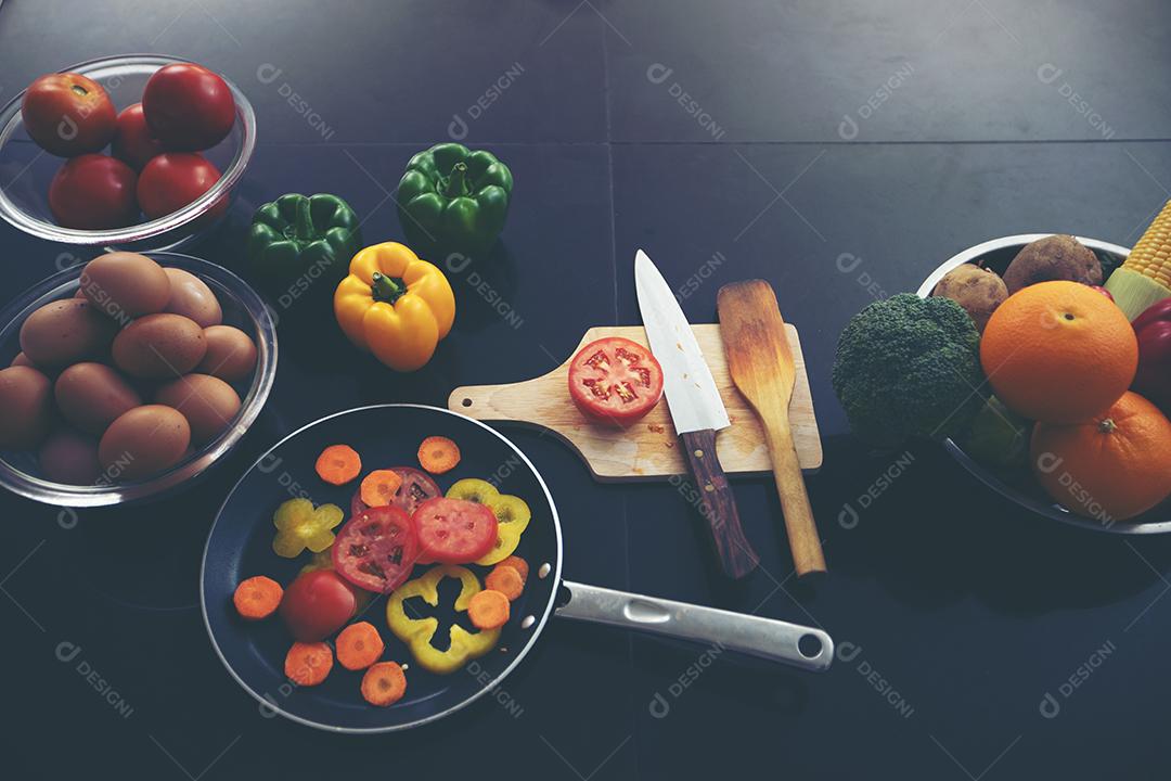 Comida e legumes frescos e tigelas de salada na mesa da cozinha na vista superior Conceito de alimentação saudável