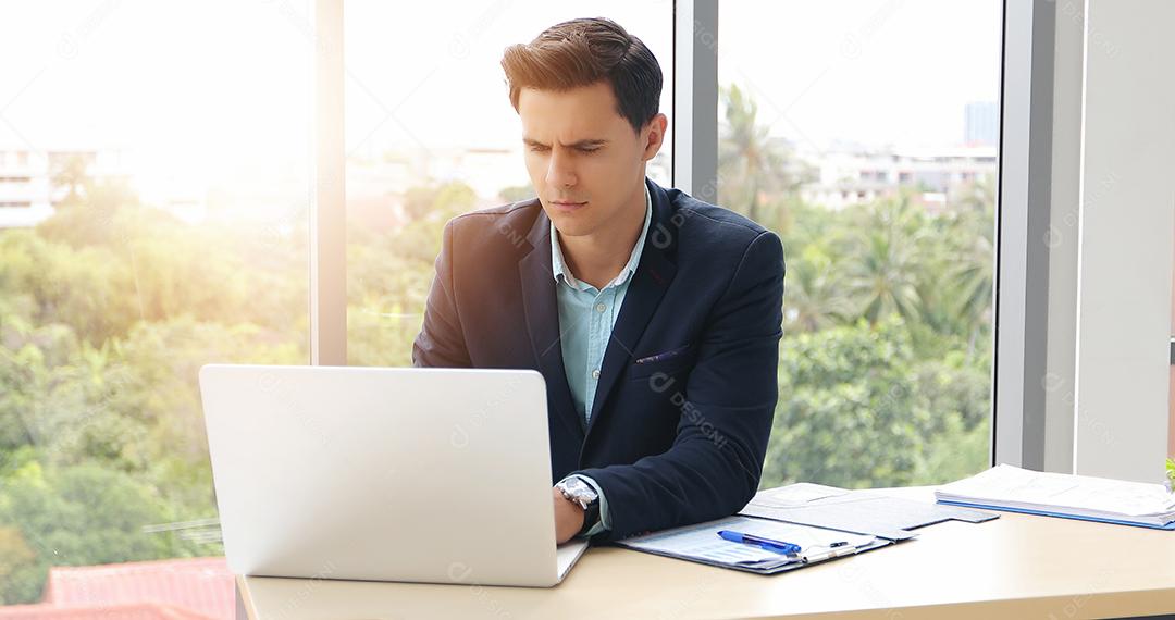empresários usando notebook e preencher sério sobre o trabalho feito até a dor de cabeça