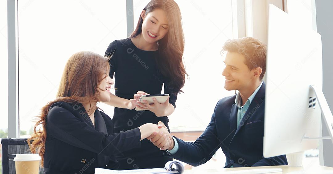 Empresários apertando as mãos e sorrindo seu acordo para assinar contrato e terminar uma reunião