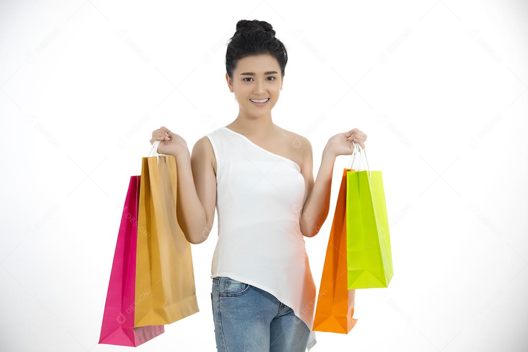 Mulheres asiáticas e linda garota estão segurando sacolas de compras e usando um telefone inteligente e sorrindo enquanto fazem compras e compram com cartão de crédito