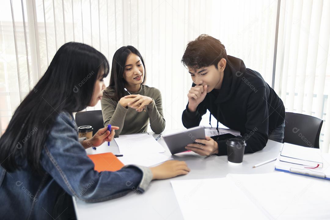 Alunos do Grupo Sorriam e se divertem usando o tablet Também ajuda a compartilhar ideias no trabalho e no projeto. E também revisar o livro antes do exame