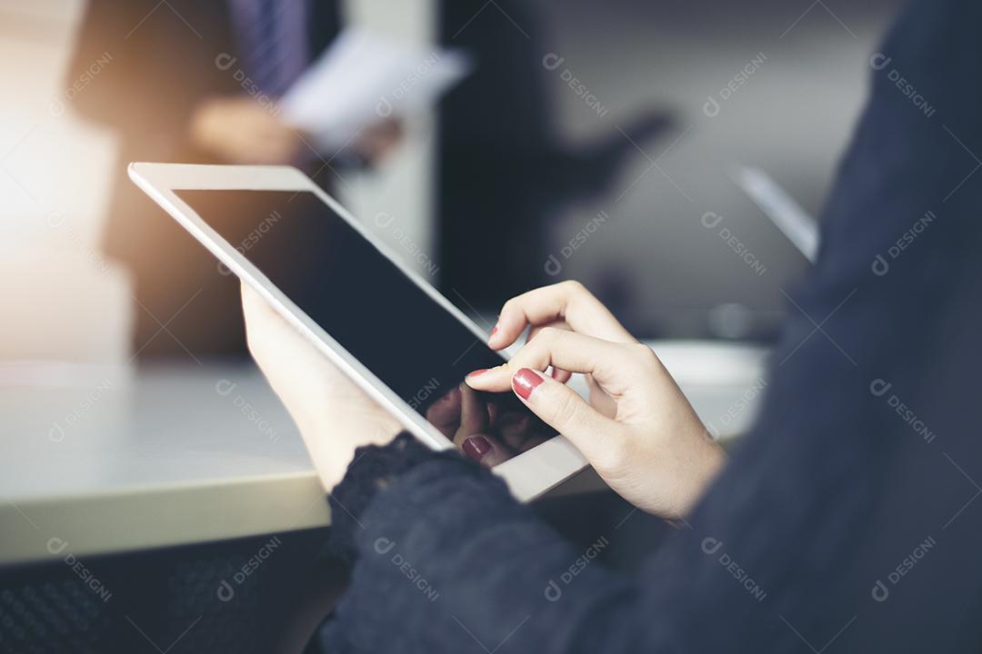 empresários e grupo usando notebook e tablet para parceiros de negócios discutindo documentos e ideias na reunião