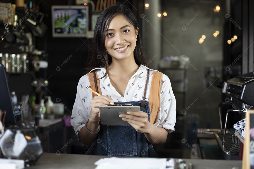 Mulheres asiáticas Barista sorrindo e usando café