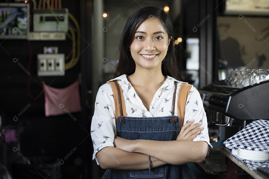 Mulheres asiáticas Barista sorrindo e usando máquina de café