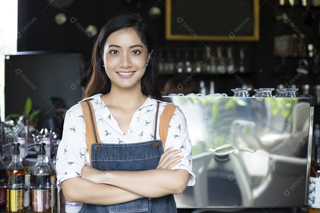 Mulheres asiáticas Barista sorrindo e usando máquina de café