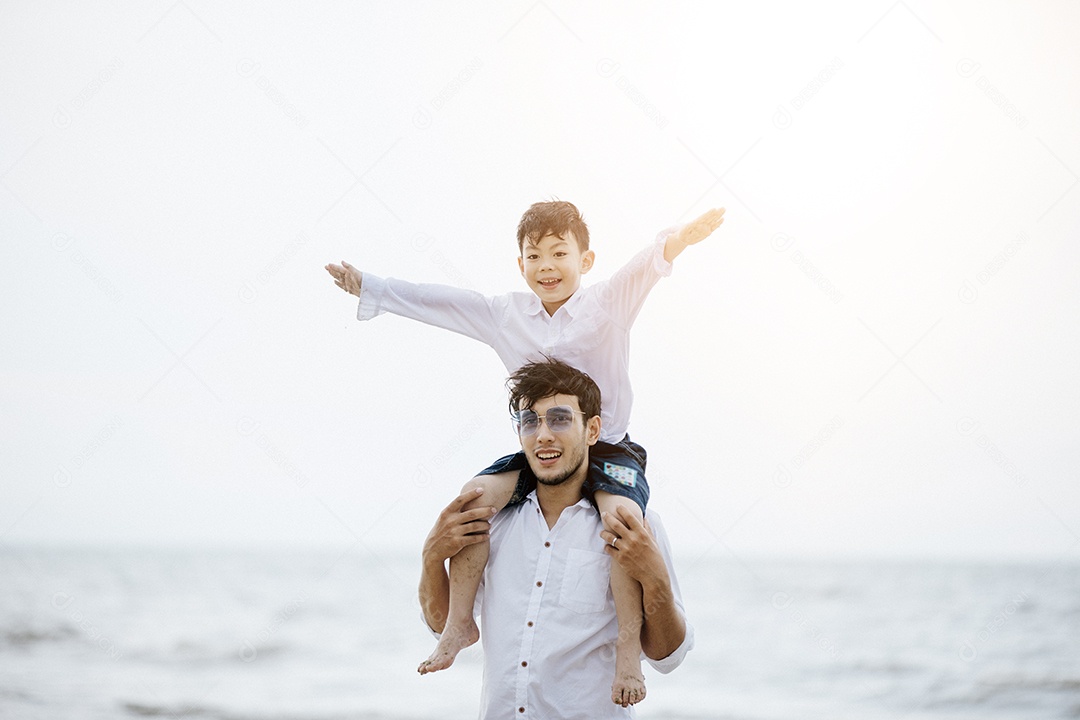 Pais ativos e atividades ao ar livre nas férias de verão