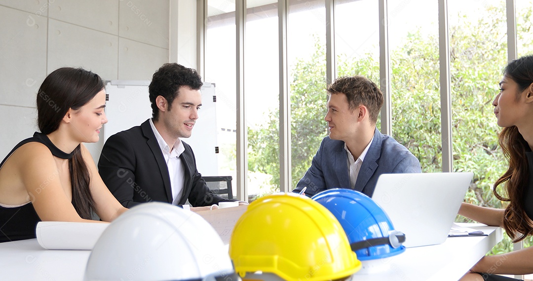 Empresários e grupo de engenheiros usando notebook para parte de negócios