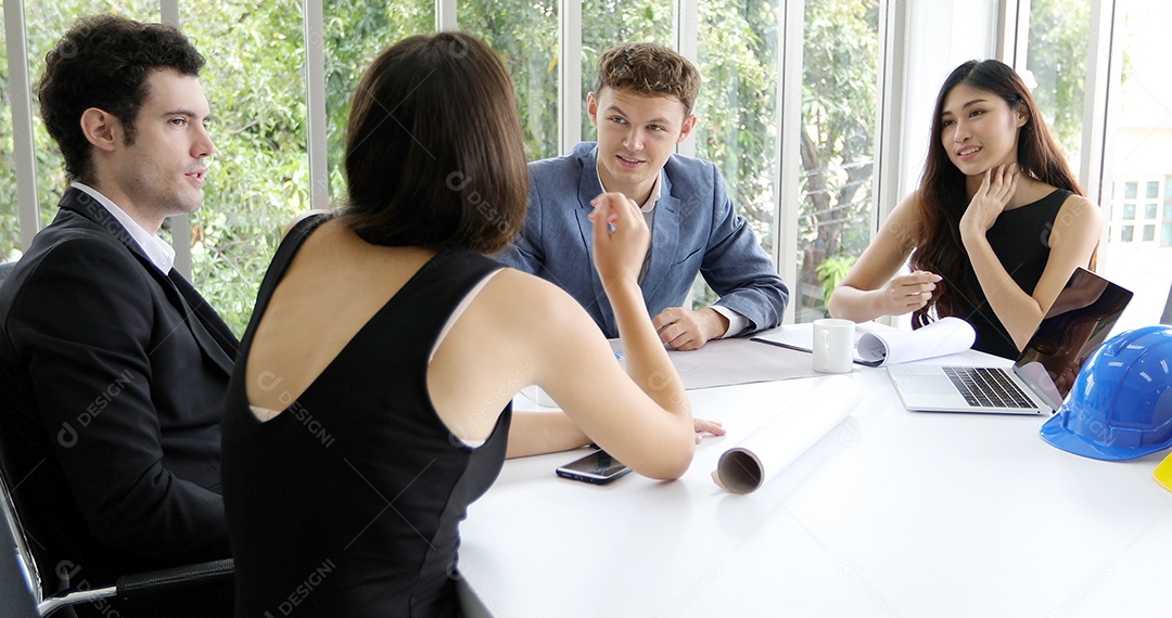 Empresários e grupo de engenheiros usando notebook para parte de negócios