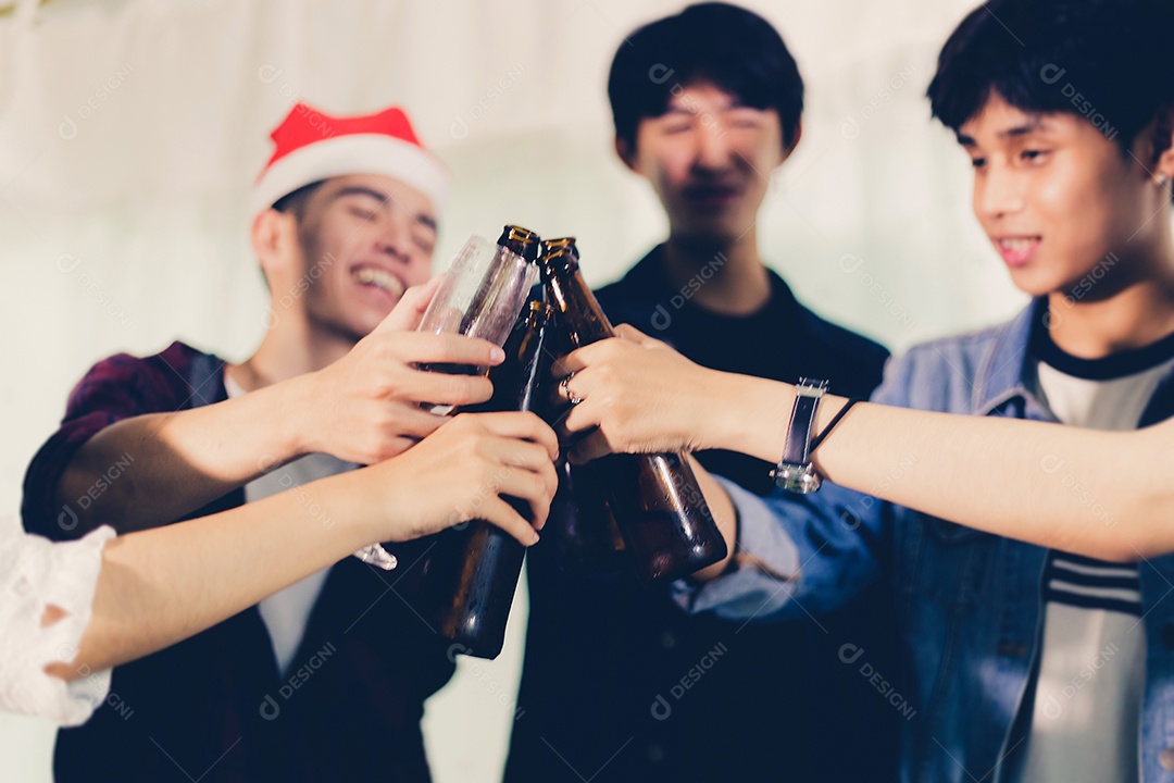 Grupo asiático de amigos festejando com cerveja alcoólica